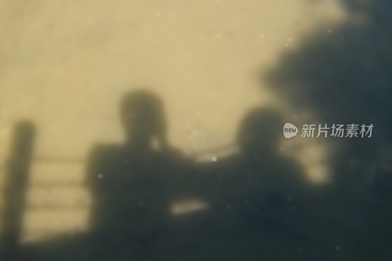 模糊人影在户外的场景