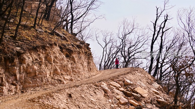 户外登山者山间徒步者行走在土路上