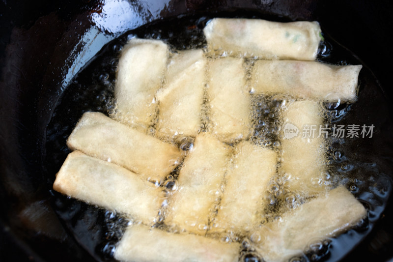 锅里热油炸春卷特写