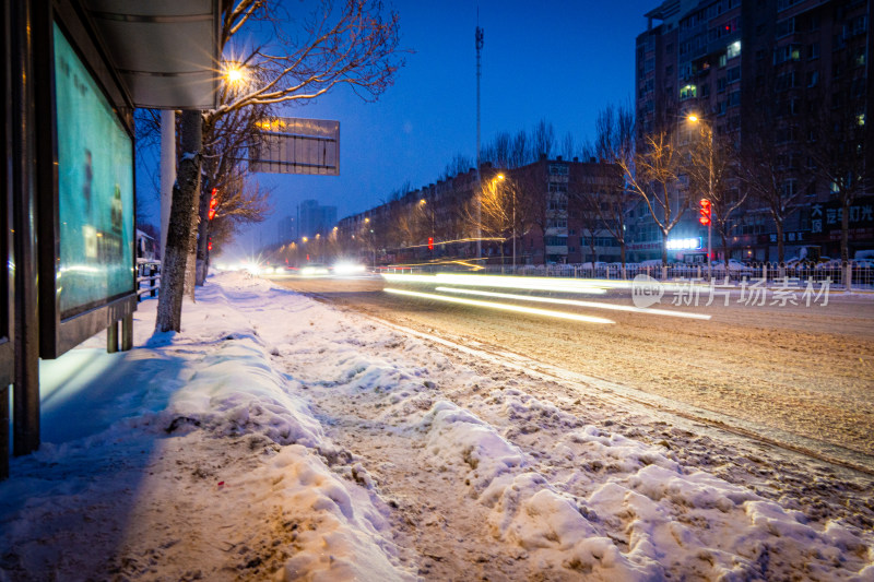 冬季傍晚城市街道的雪景