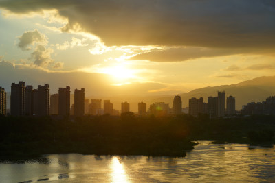 夕阳下的城市轮廓