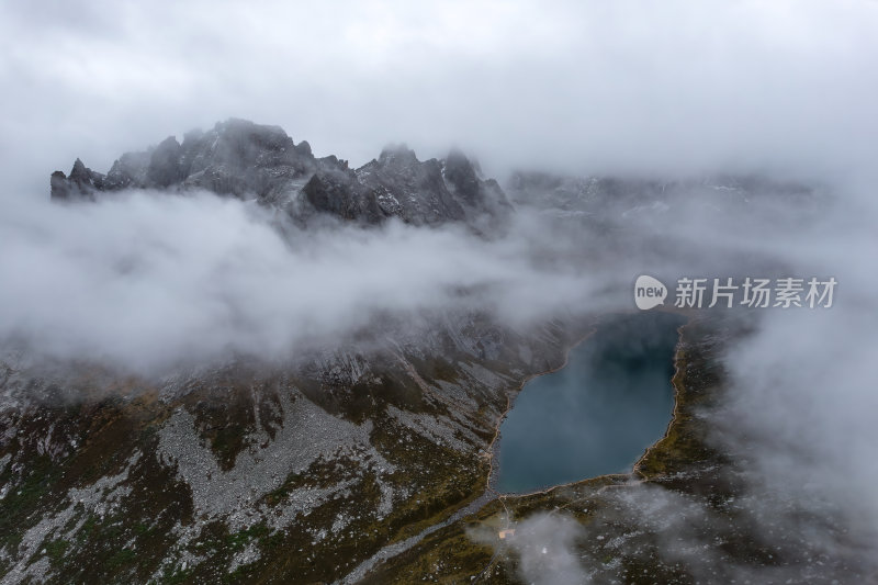 四川阿坝州莲宝叶则石头山晨雾高空航拍