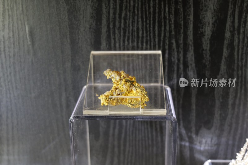 透明展示盒中的金矿石