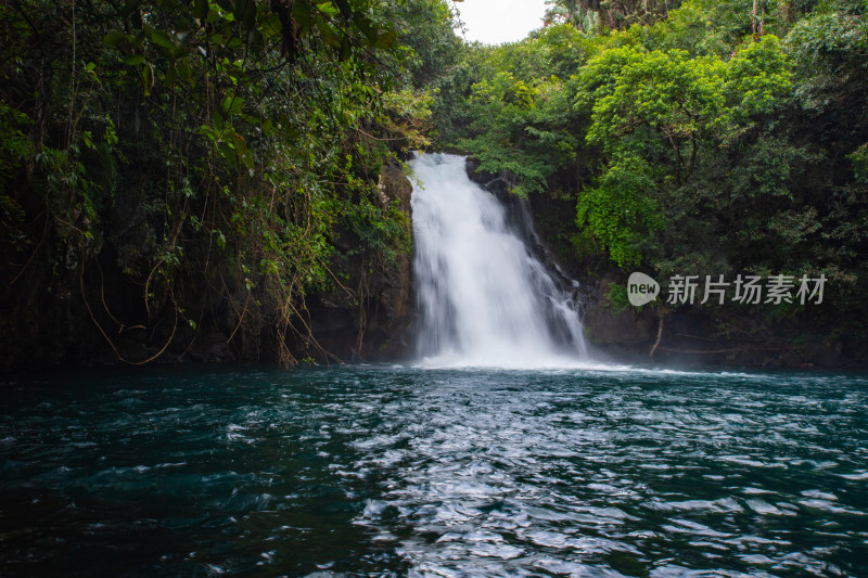 山间瀑布水潭