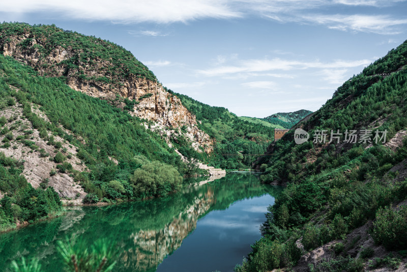 夏天在古北水镇景区远眺司马台长城