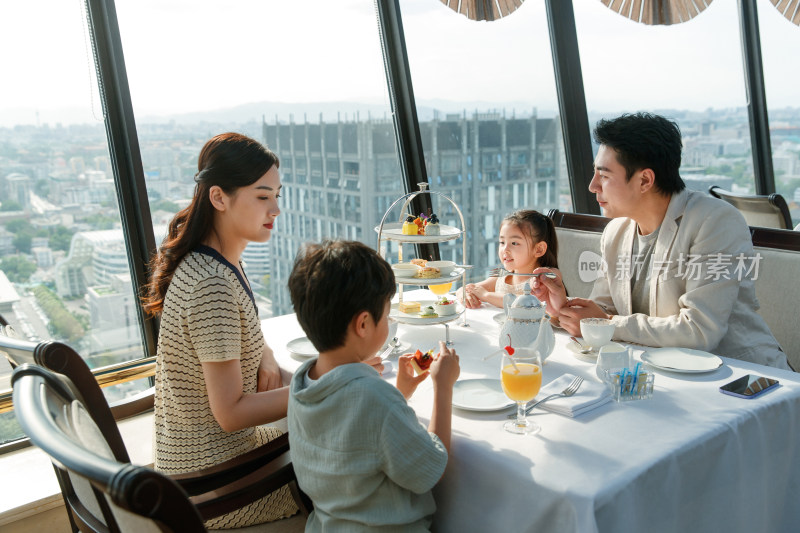 一家四口在餐厅用餐