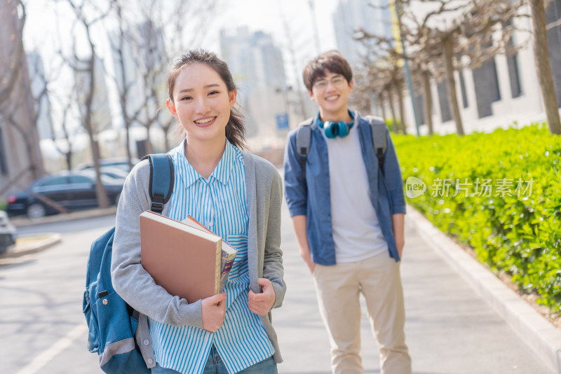 大学生情侣在校园里