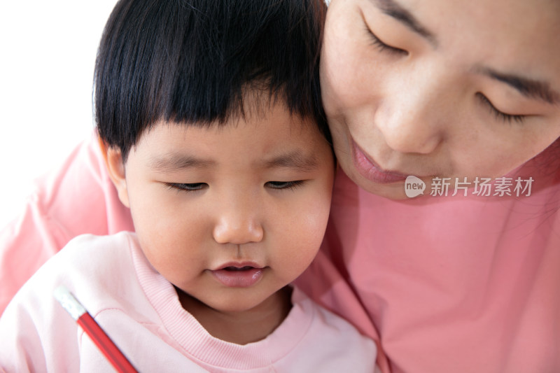 年轻妈妈和孩子脸部特写