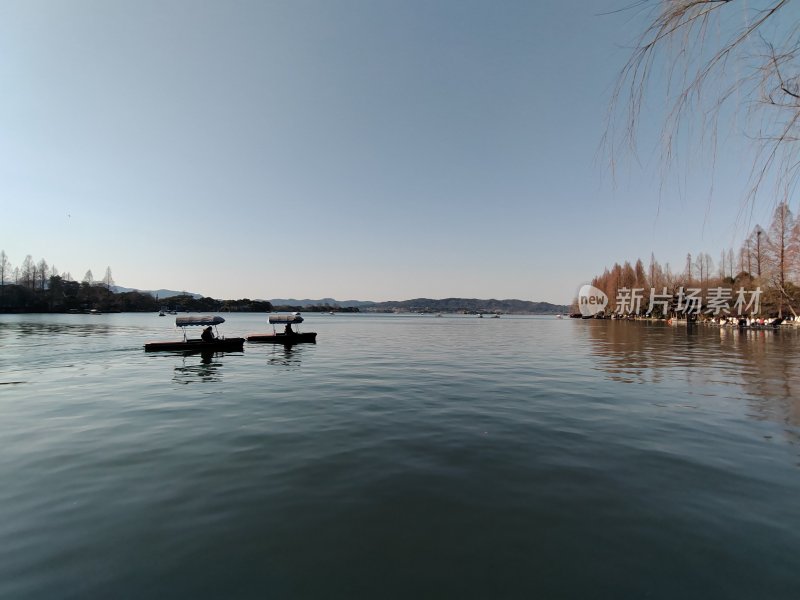 平静湖面上有小船的自然风光景象