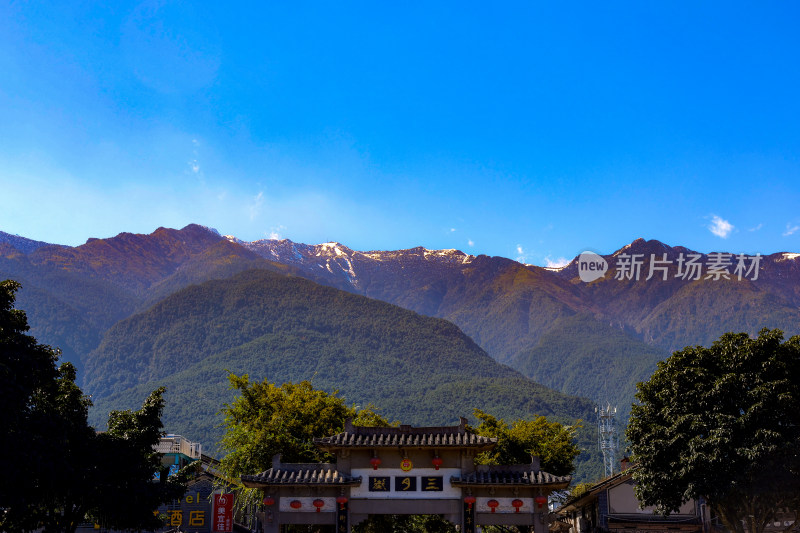 大理三月街古朴牌坊下的壮丽苍山雪景