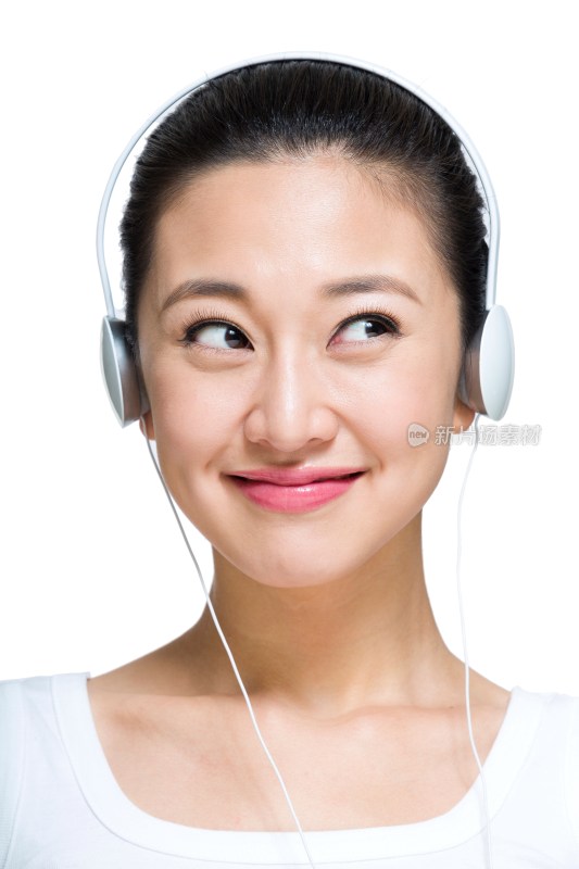 棚拍快乐的年轻女人戴着耳机