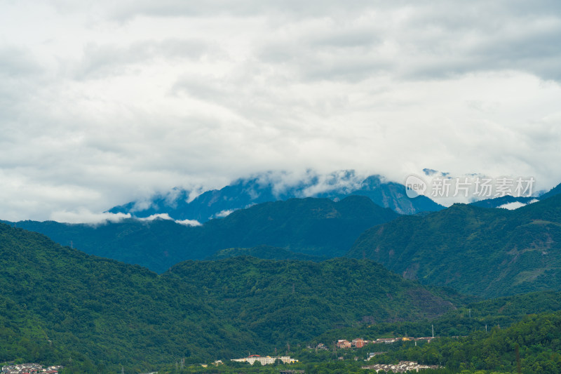 云雾缭绕的山峰