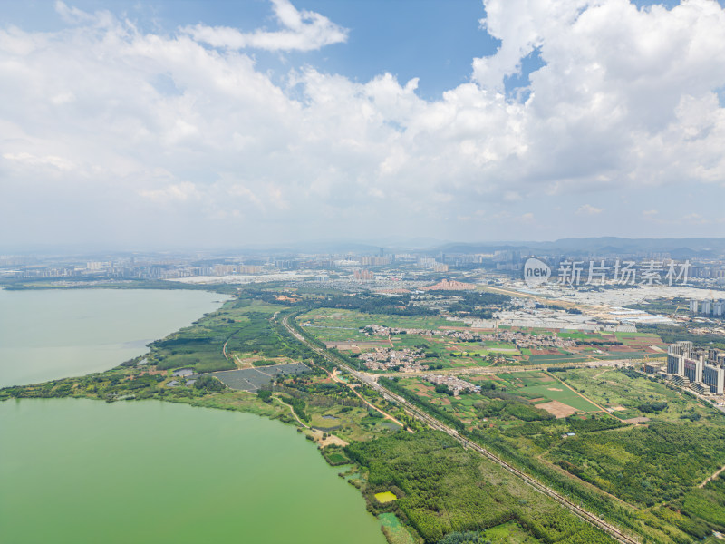 航拍滇池旁的昆明市城市风光