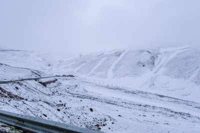 雪中的新疆218国道风光