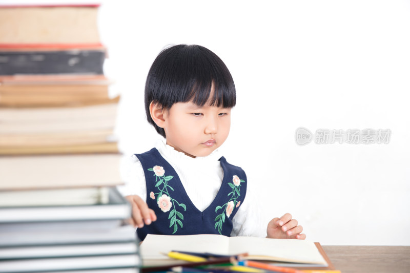 认真学习知识的小女孩