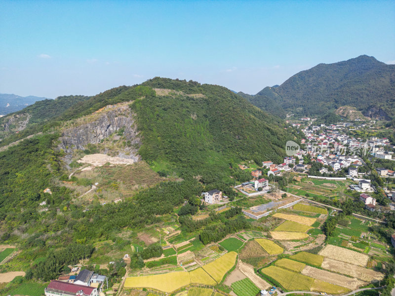 航拍青山乡村稻田风光