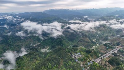 重庆酉阳：雾漫缭绕美青山