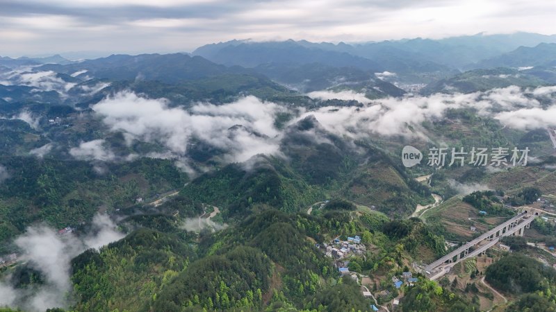 重庆酉阳：雾漫缭绕美青山