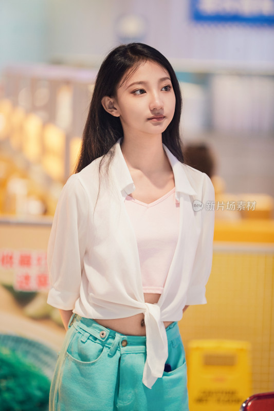 假日悠闲逛商场的中国少女