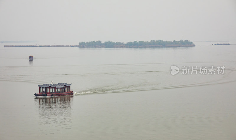 湖面上行驶的中式游船