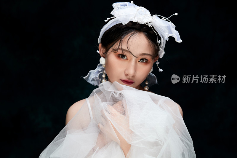 黑色背景下的女性复古婚纱妆面