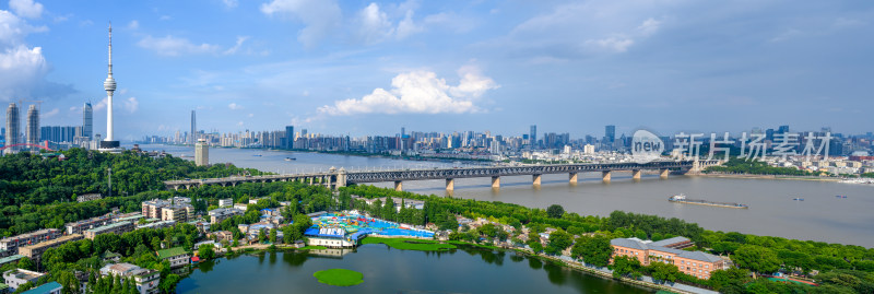 武汉夏季白天远眺长江大桥与黄鹤楼景区