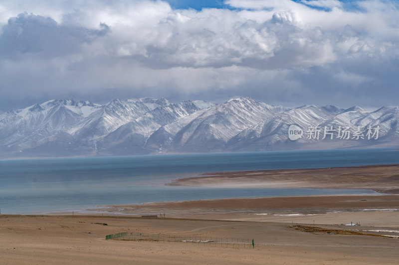 西藏阿里地区当若雍措雪山湖泊的壮阔景色