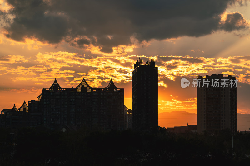 夕阳下的城市轮廓