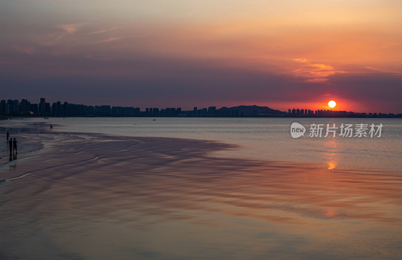 山东烟台金沙滩景区海上日落晚霞景观