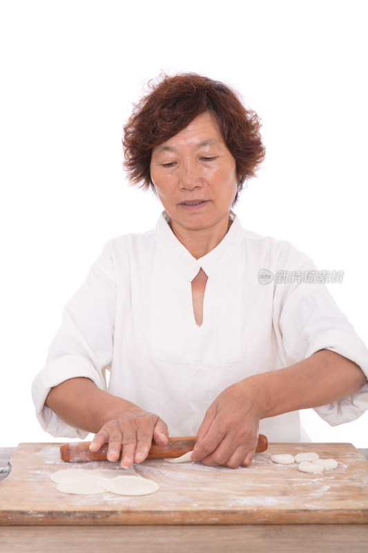 中国妇女在擀饺子皮准备包饺子