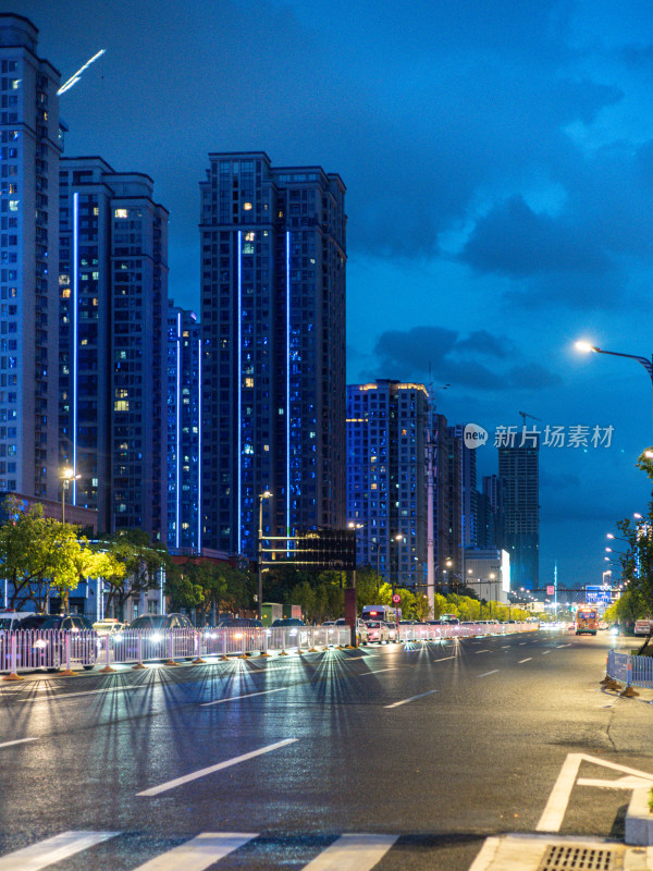 夜幕下亮灯的城市街道与高楼全景