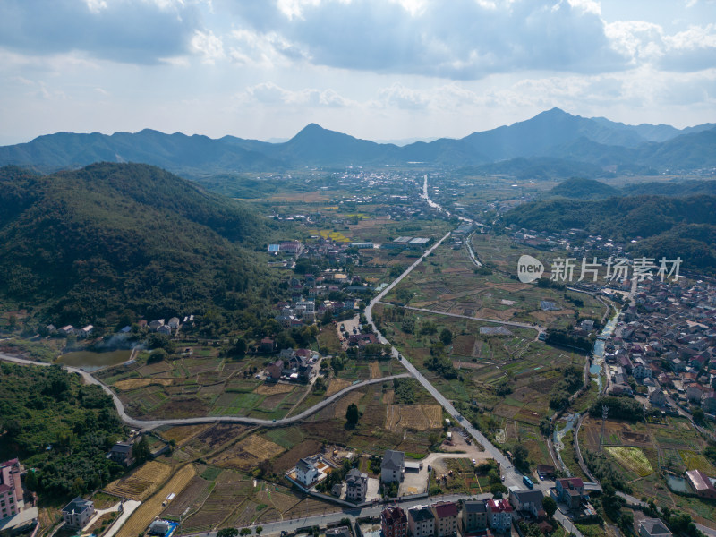 航拍蓝天白云下的青山河流村庄风光