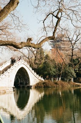 古典石桥横跨水面背景有古建筑