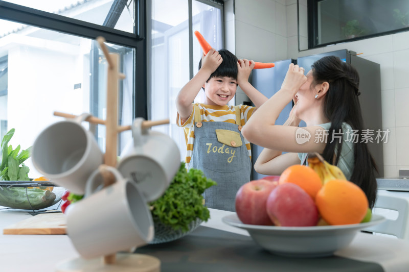 在厨房里做饭的快乐母子