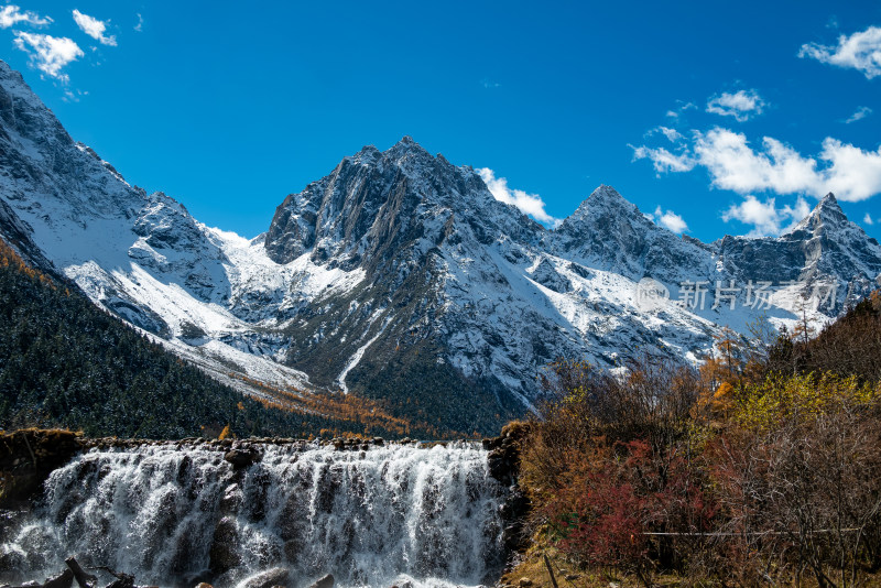 晴朗午后，四川毕棚沟景区秋景