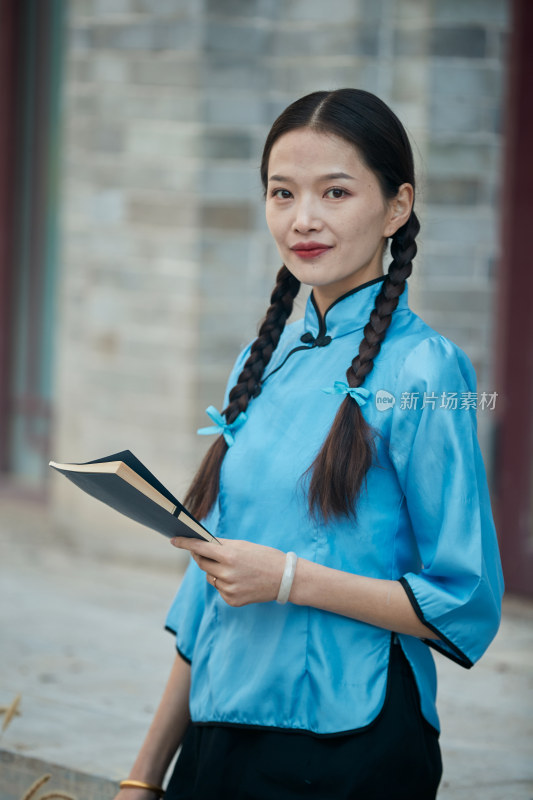 在古城身穿民国学生服饰的女大学生