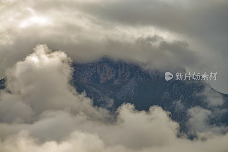 云雾中的森林山峰虎头山