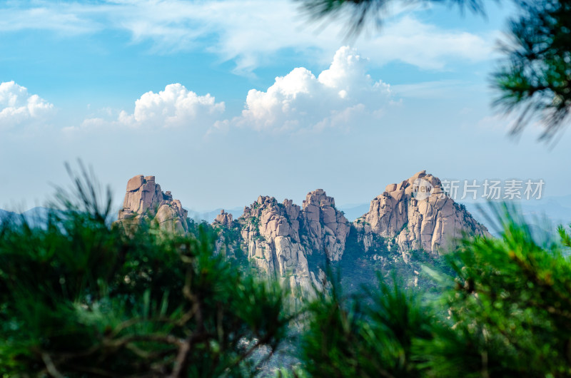 青岛崂山仰口景区,蓝天白云山峰绿树