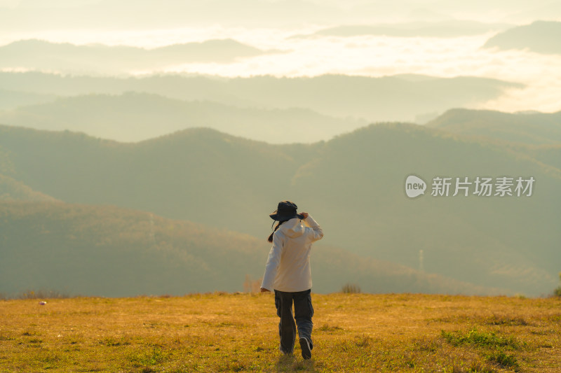 远眺山峦的旅者