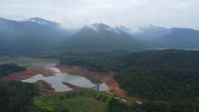 广东东莞：雨后山上云雾缭绕