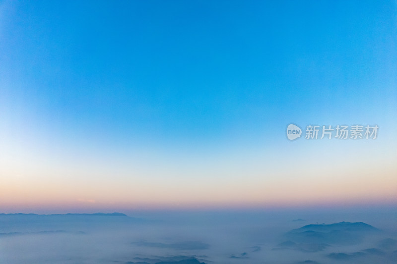 山川丘陵清晨日出迷雾航拍图