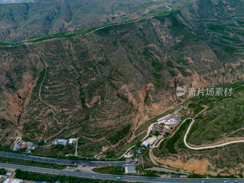 大西北光秃秃大山航拍图