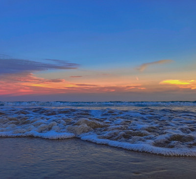 海边日落时分的海浪景观