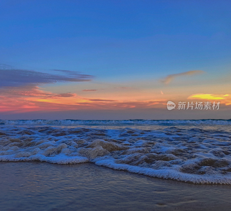 海边日落时分的海浪景观