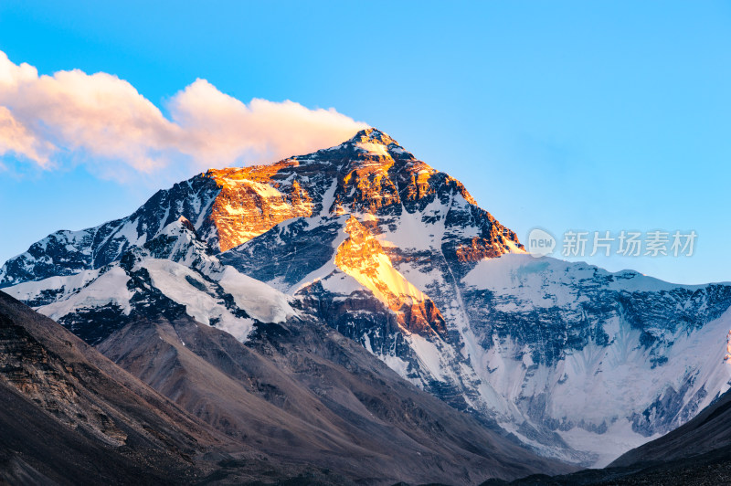 西藏珠穆朗玛峰日照金山