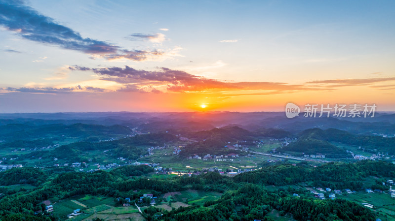 夕阳下四川德阳苍山镇丘陵地区的乡村农田