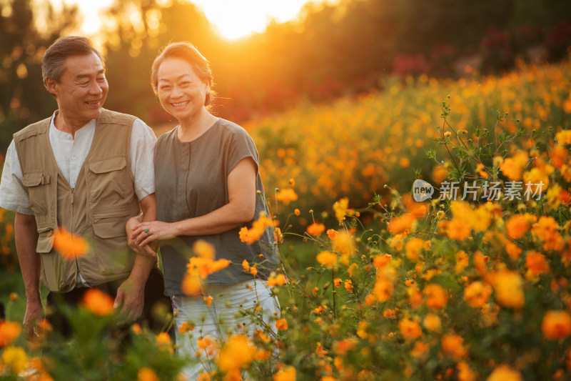 花丛中幸福的老年夫妇