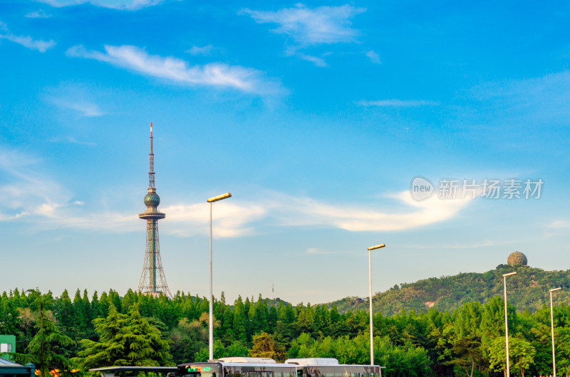 青岛太平山上的青岛电视塔和城市交通