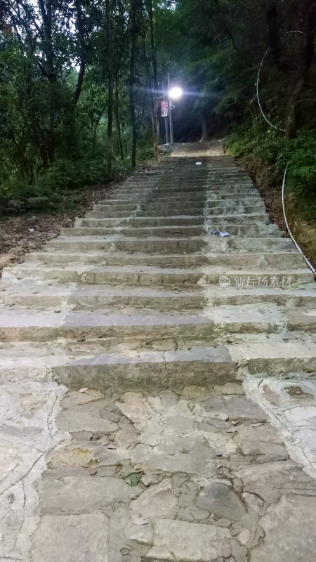 夜晚山间石砌阶梯场景