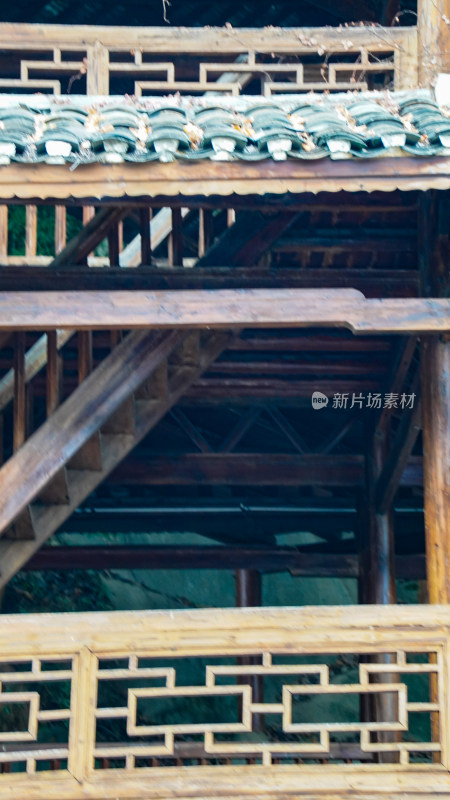 侗族木制房屋雕花建筑摄影图